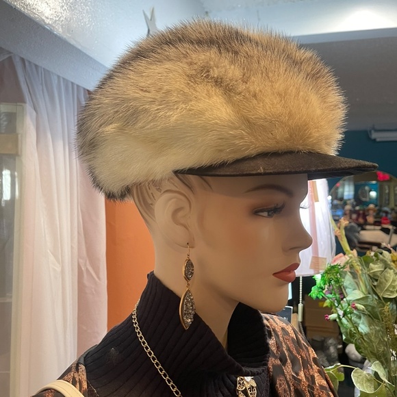 Fur Apple Cape - Picture 3 of 5